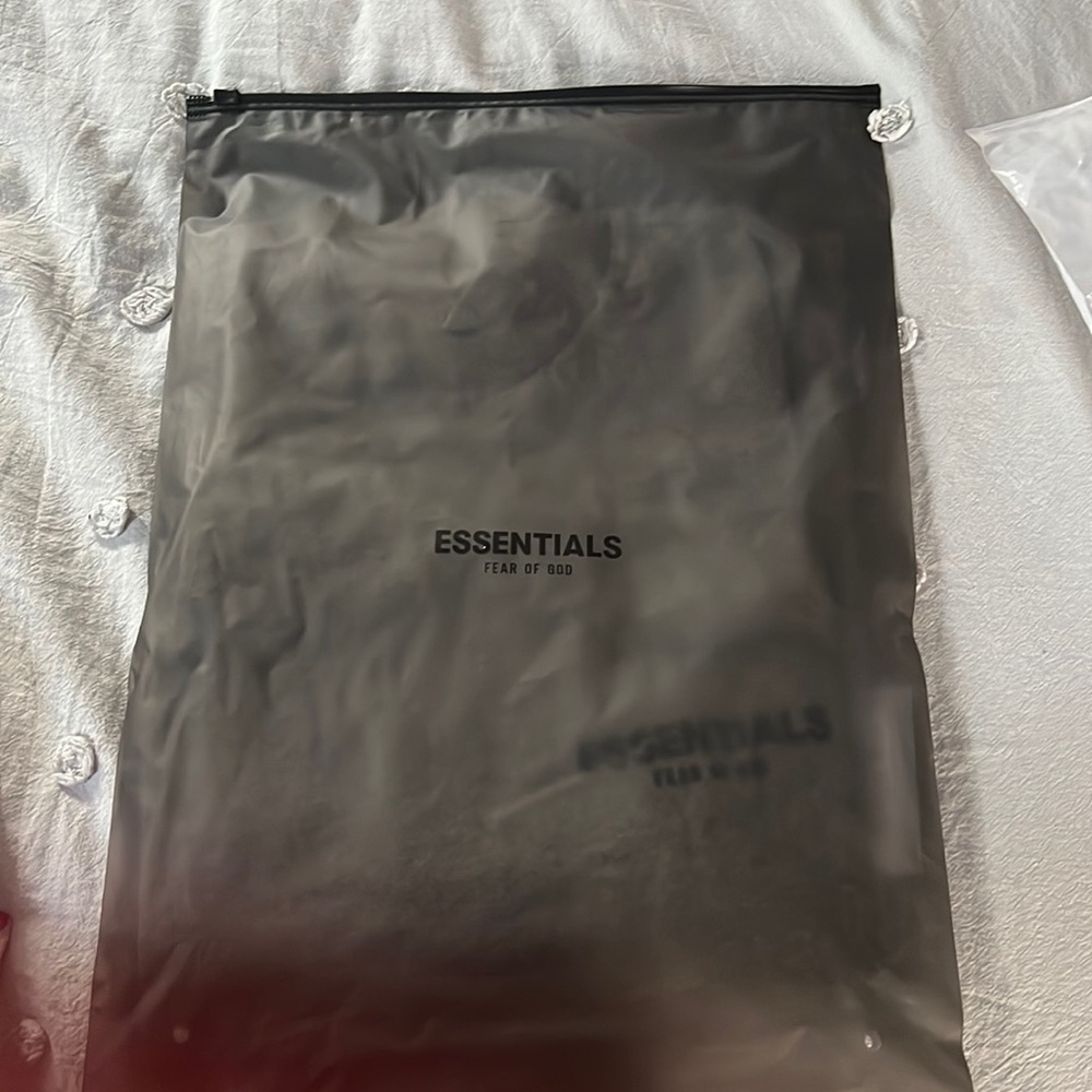 NEW WITH TAGS - Essentials Fear Of God Dark Oatmeal Long Sleeve T-Shirt
96 - Picture 7 of 7
